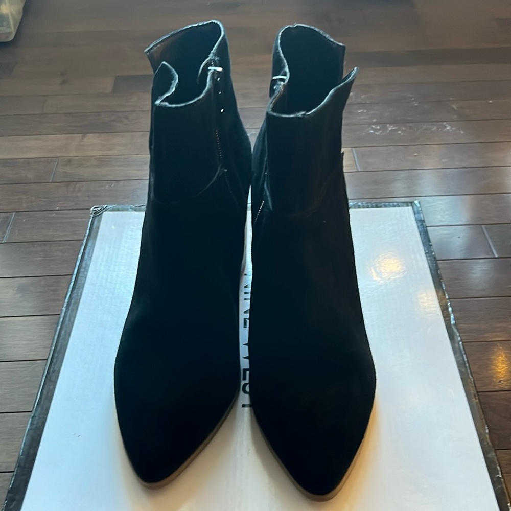 Nine West Suede ankle bootie (hoffleno) with chunky heel size 9